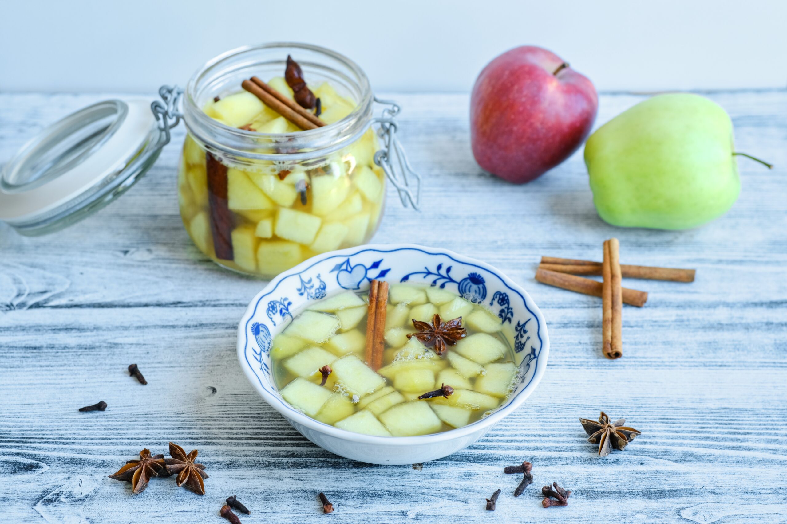 Teplý jablečný kompot