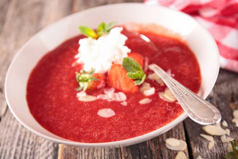 valentynska polevka jahodove gazpacho shutterstock 1056224165 1000x667 1